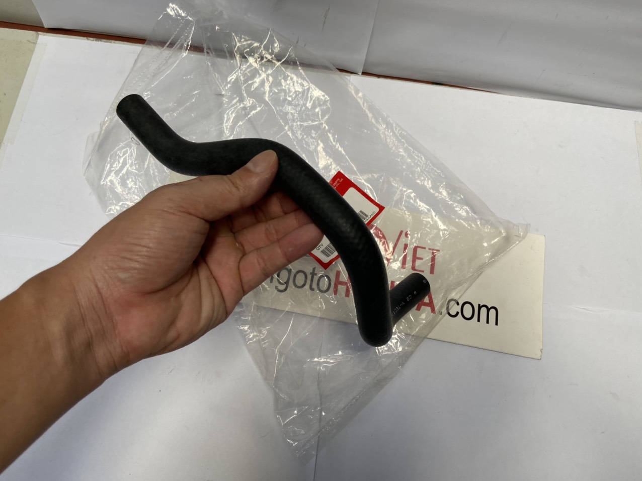 Ống cao su dẫn dầu két làm mát xe Honda Brio